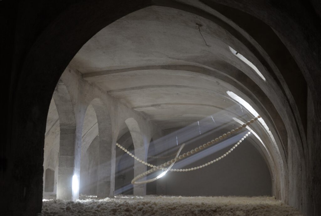 Isabelle Krieg, "unendlich endlich", 2025, Straussen- und Hühnereier, Glasfaserstangen, Schafwolle, 5 x 12 x 20 m, © Isabelle Krieg