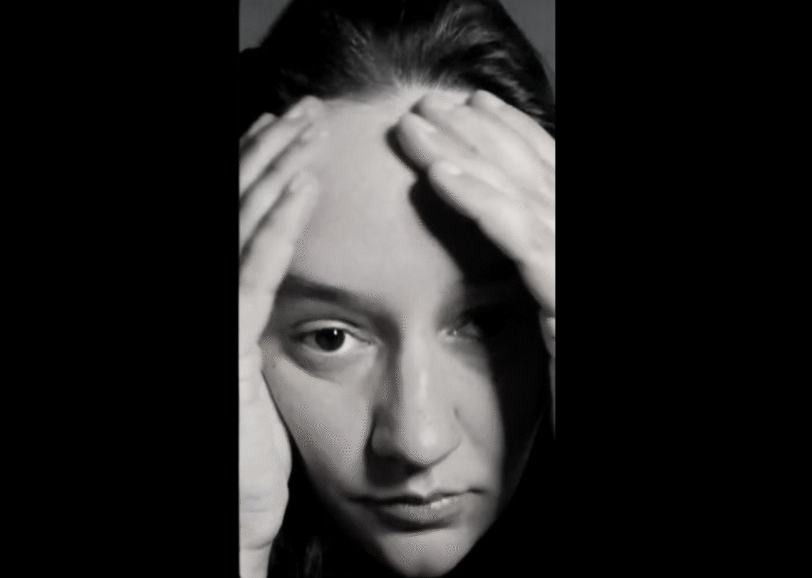 AnaBrankovic,MillennialFacetimeRoutine,2024(VideoStill);Video,1.22Minuten,Dimensionenvariabel©AnaBrankovic
