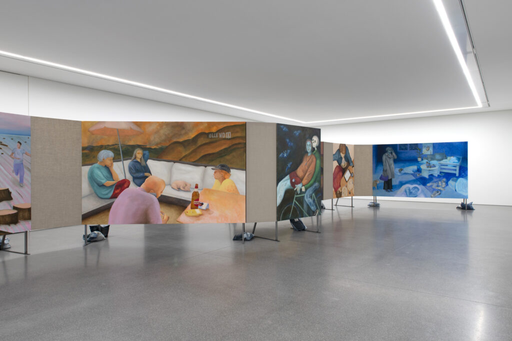 Ausstellungsansicht 1 The Long Sit, 2025 (2. von links) und Sleepover (Tinfoil Dreams), 2025 (rechts aussen)