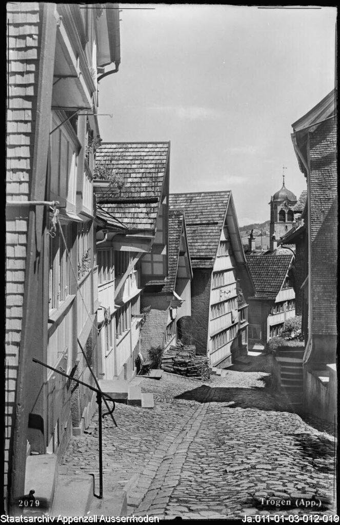 Bild: Trogen, Nahansicht Oberdorf, Strassenzug Richtung Landsgemeindeplatz 1926. Foto Gross AG, St.Gallen, Fotograf: Zwissler. (Staatsarchiv Appenzell Ausserrhoden, Ja.011-01-03-012-019 )