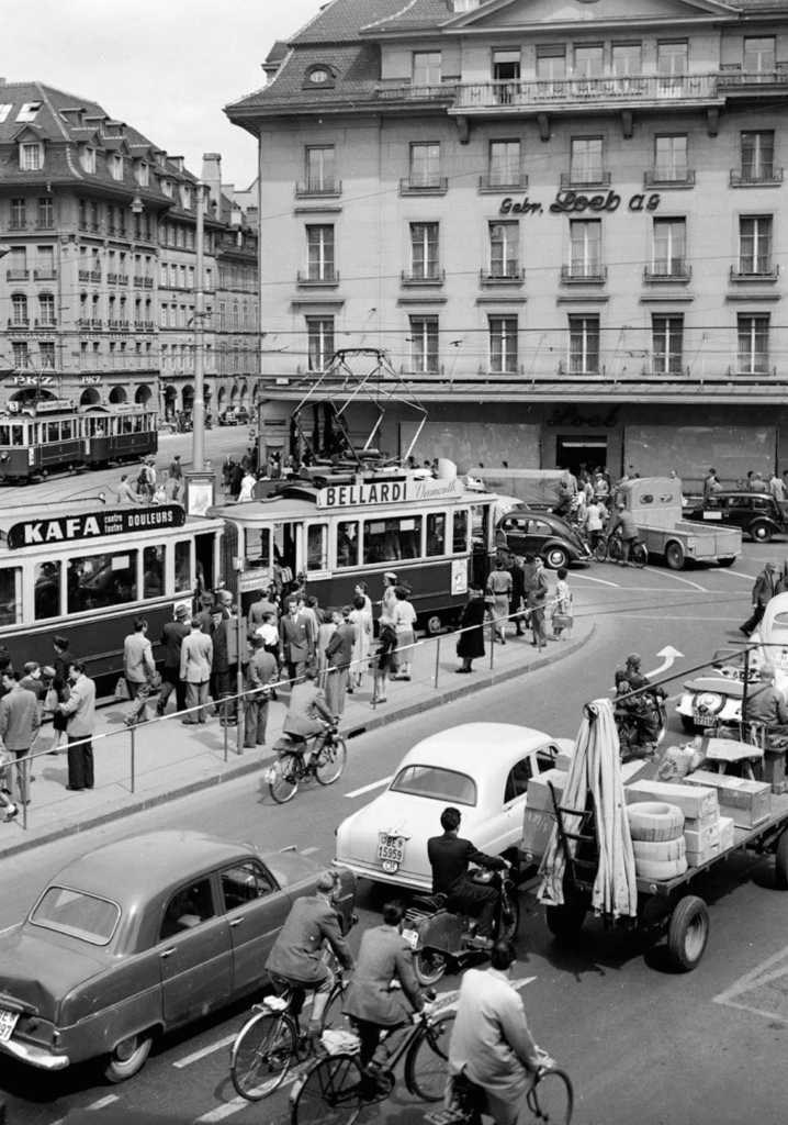 Bild: Verkehrsstau vor dem Warenhaus Loeb in der Berner Innenstadt im Mai 1955 - Foto: © Walter Nydegger