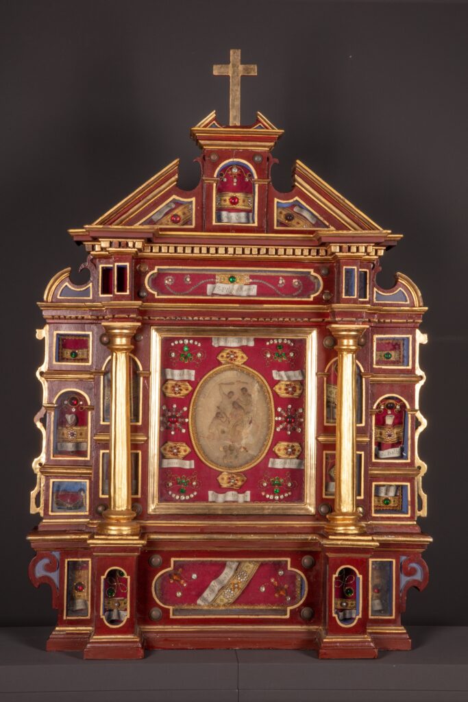 Reliquiar aus der Kirche St. Pelagius in Bischofszell von 1618, in Form eines Altarretabels. In verschiedenen verglasten Kompartimenten sind Reliquien untergebracht, im Zentrum befindet sich ein Wachsmedaillon.