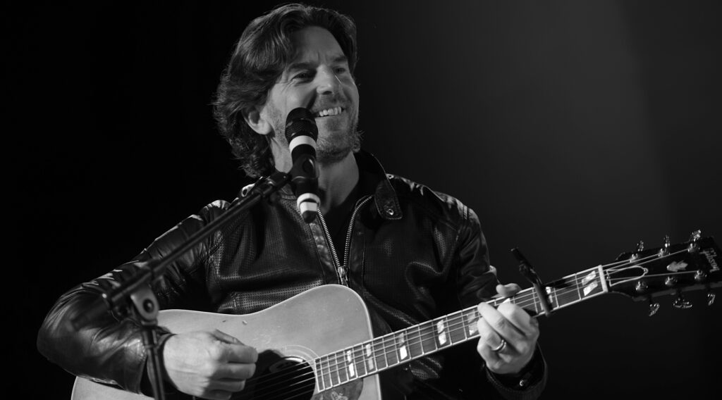 Brett James, 2015 - Foto: Chairman of the Joint Chiefs of Staff/D. Myles Cullen, https://www.flickr.com/photos/thejointstaff/23549336412/ - Lizenz: https://creativecommons.org/licenses/by/2.0/deed.en - Datei: https://commons.wikimedia.org/wiki/File:Brett_James_performing_at_Ramstein_Air_Base,_2015.jpg