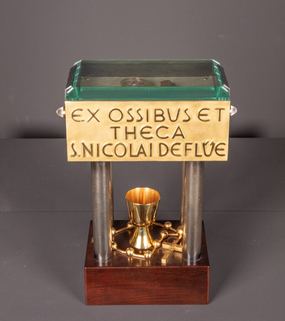 Reliquiar des heiligen Bruder Klaus, 1970. Geschaffen für die 1967 geweihte Kirche von Diessenhofen durch den Wiler Goldschmied Willi Buck (1911–1997), der die gesamte künstlerische Ausstattung der Kirche konzipiert hatte.