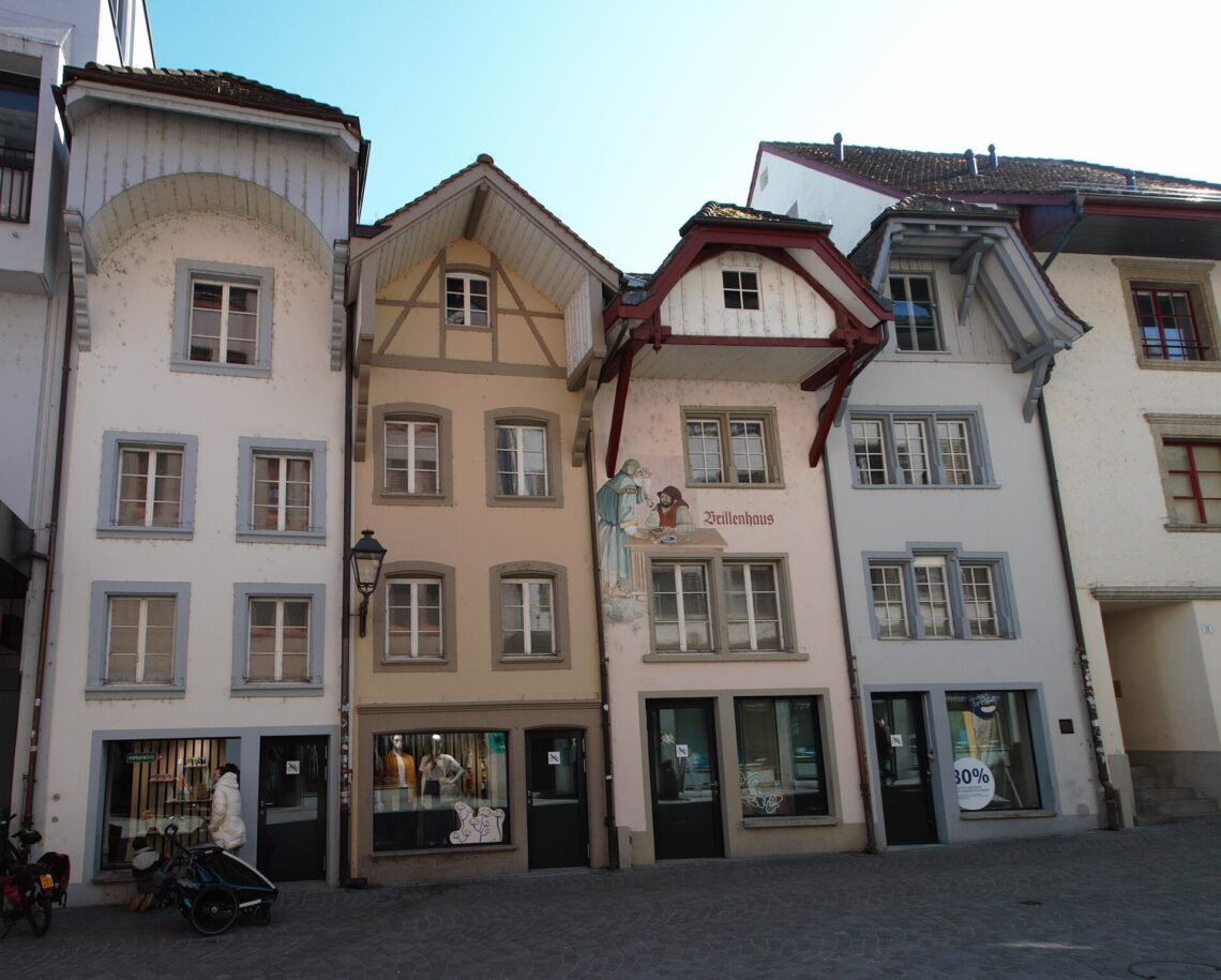 Ehemalige Handwerkerhäuser Igelweid 2-8 aus der Mitte des 16. Jahrhunderts in Aarau - Foto: Martin Thurnherr 2025, https://meta.wikimedia.org/wiki/User:Matutinho - Lizenz: https://creativecommons.org/licenses/by-sa/4.0/legalcode - Datei: https://commons.wikimedia.org/w/index.php?title=File%3ABuildings_Igelweid_2-8_in_Aarau_01.jpg