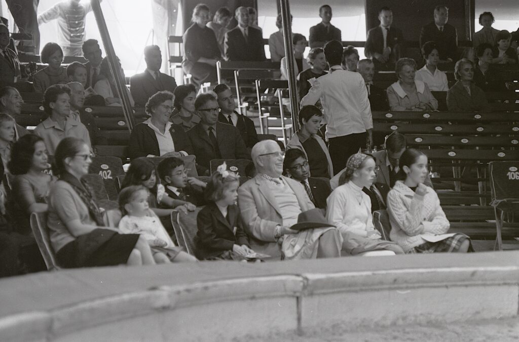 Bild: Charlie Chaplin mit seiner Frau Mona O’Neill und seinen vier Töchtern im Zirkus Knie, circa 1964 - Foto: Comet Photo AG (Zürich), http://doi.org/10.3932/ethz-a-000495781 - Lizenz: https://creativecommons.org/licenses/by-sa/4.0/deed.en - Datei: https://commons.wikimedia.org/wiki/File:Charlie_Chaplin_im_Cirkus_Knie_(03).jpg