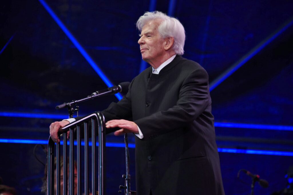 Bild: Christoph von Dohnányi, 2016 - Foto: © Christian Michelides - Lizenz: https://creativecommons.org/licenses/by-sa/4.0/deed.en - Datei: https://commons.wikimedia.org/wiki/File:Christoph_von_Dohn%C3%A1nyi_beim_Fest_der_Freude_2016.jpg