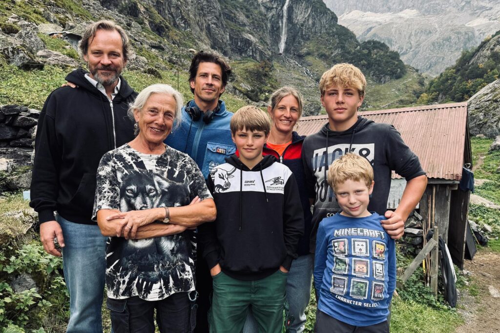v.l.) Peter Sarsgaard, Marie-Therese Zgraggen, Michael Koch (Regie), Marius Gamma, Bernadette Gamma, Nikolay Gamma, Simon Stadler - Foto: © Hugofilm