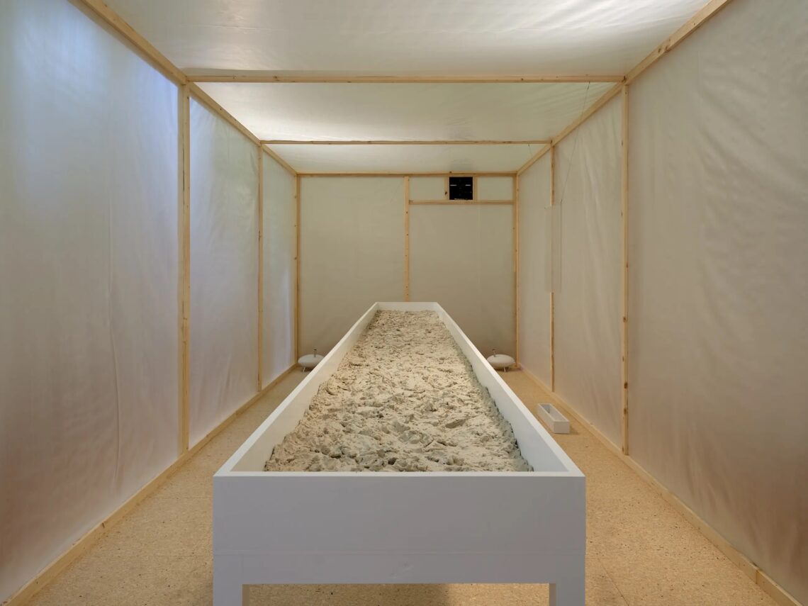 Gala Porras-Kim, Sung Tieu, The motion of an alluvial record, Ausstellungsansicht Kunsthalle Bern, 2025. Foto: David Aebi foto@davidaebi.ch