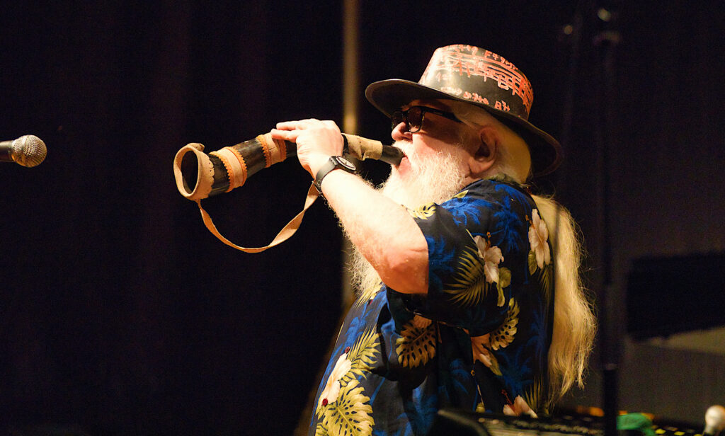 Hermeto Pascal, 2022 - Foto: Schorle, https://commons.wikimedia.org/wiki/User:Schorle?uselang=de - Lizenz: https://creativecommons.org/licenses/by-sa/4.0/deed.de - Datei: https://commons.wikimedia.org/wiki/File:Hermeto_Pascoal_Grupo_INNt%C3%B6ne_18.jpg?uselang=de