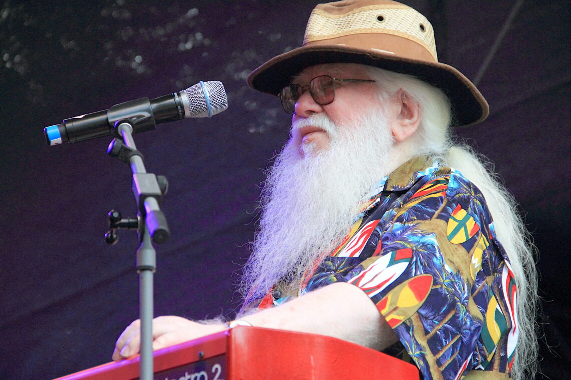 Bild: Hermeto Pascoal, 2016 - Foto: Schorle, https://commons.wikimedia.org/wiki/User:Schorle - Lizenz: https://creativecommons.org/licenses/by-sa/4.0/deed.en - Datei: https://commons.wikimedia.org/wiki/File:Hermeto_Pascoal_Rudolstadt_03.jpg