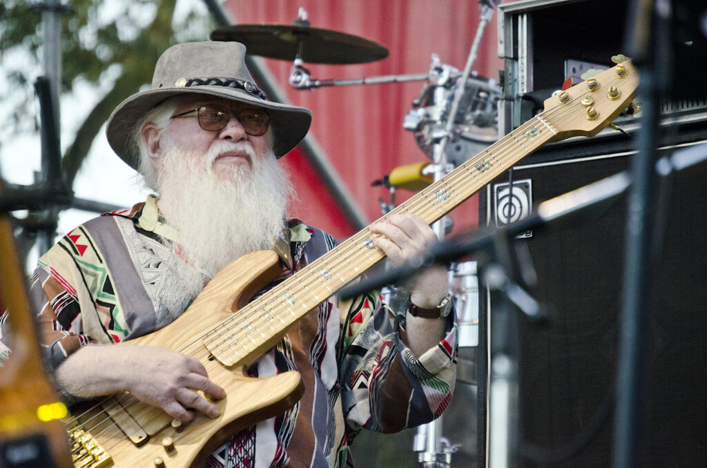 Bild: Hermeto Pascoal, 2014 - Foto: https://www.flickr.com/photos/culturaargentina/15531625545/ - Lizenz: https://creativecommons.org/licenses/by-sa/2.0/deed.de - Datei: https://commons.wikimedia.org/wiki/File:Hermeto_Pascoal_at_Tecn%C3%B3polis,_13_Oct_2014_(15531625545).jpg?uselang=deBild