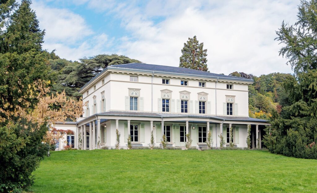 Bild: Manoir de Ban, Wohnsitz Charlie Chaplins 1953–1977, Blick von Süden; Corsier-sur-Vevey, Kanton Waadt, Schweiz, 2024 - Foto: Llez, https://commons.wikimedia.org/wiki/User:Llez - Lizenz: https://creativecommons.org/licenses/by-sa/3.0/deed.en - Datei: https://commons.wikimedia.org/wiki/File:Manoir_de_Ban_-_Corsier-sur-Vevey_02.jpg