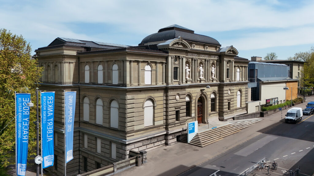Aktuelle Aussenansicht des Kunstmuseum Bern in der Hodlerstrasse mit dem Stettler-Bau im Vordergrund und dem Erweiterungsbau von Atelier 5 aus dem Jahr 1983 Foto: Markus Mühlheim © Kunstmuseum Bern