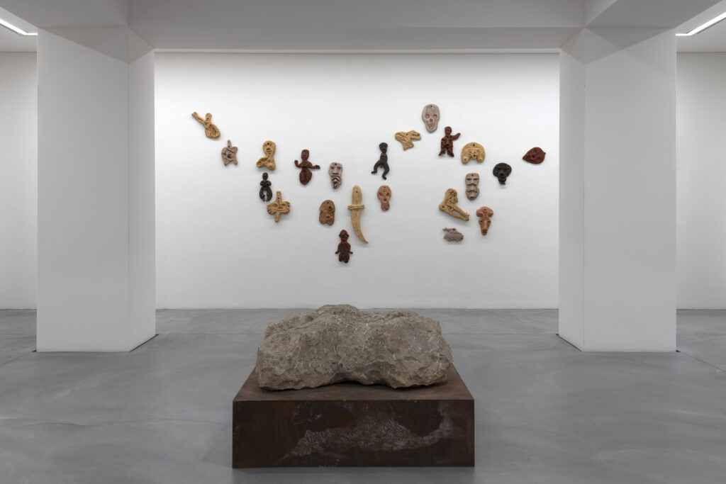 Ausstellungsansicht 1 Vorne: Markus Casanova, Zwei liegende Torsi, 1990 Hinten: Martin Disler, Wandskulpturen, 1993