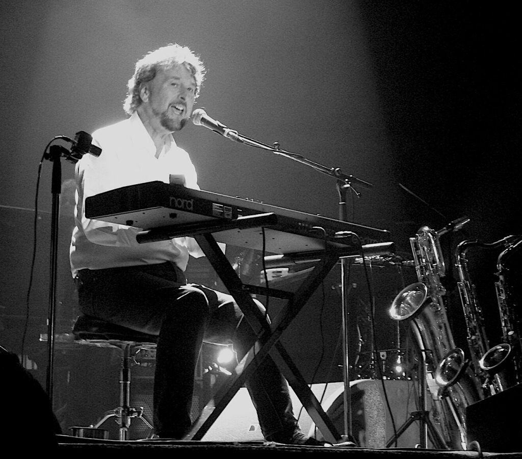 Rick Davies, 2010 - Foto: Mr.Vandebilt - Lizenz: https://creativecommons.org/licenses/by-sa/4.0/deed.en - https://commons.wikimedia.org/wiki/File:RickDavies2.JPG