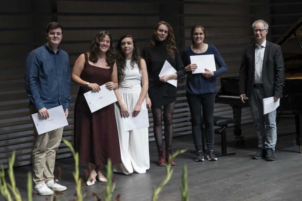 Die Preisträgerinnen und Preisträger ST.ART, von links: José Manuel Vázquez, Asli Ayben Özdemir, Elide Sulsenti, Eleonora Kostina, Paula Schweinberger mit dem Präsidenten der kantonalen Kulturförderkommission, Pius Strassmann. Auf dem Bild fehlt Silvan Sterki. Foto: Priska Ketterer