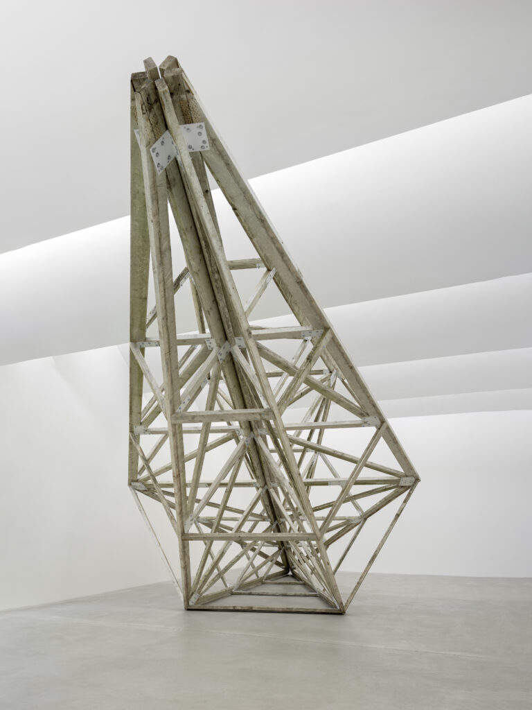 Virginia Overton Untitled (white diamond), 2025 Courtesy die Künstlerin Ausstellungsansicht Kunst Museum Winterthur, 2025, Foto: Cédric Mussano