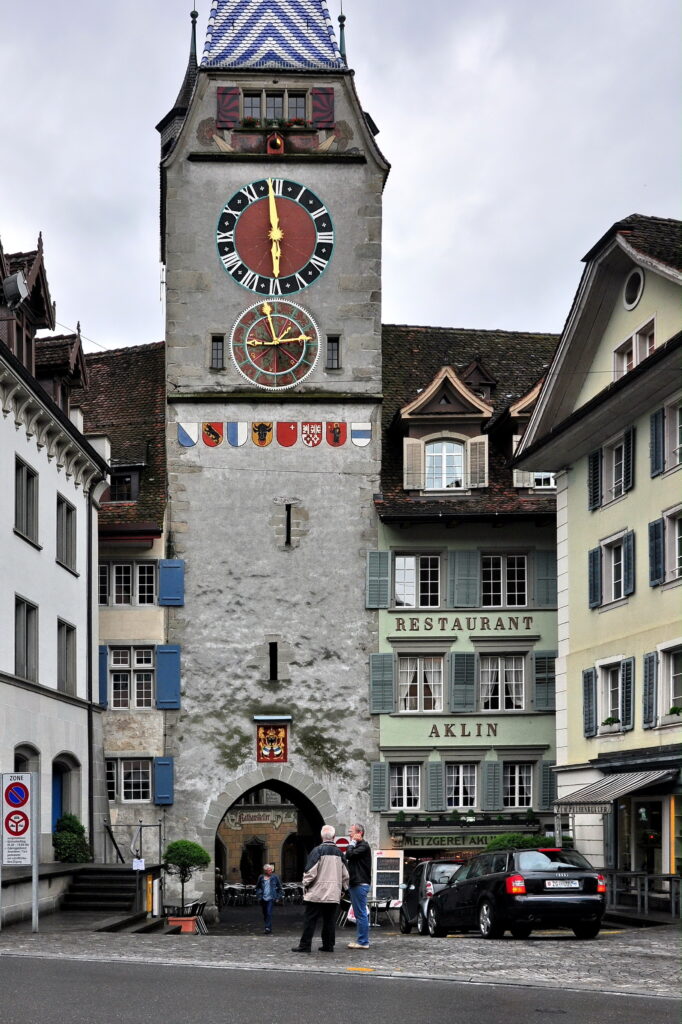 Zytturm in Zug - Foto: Roland zh, https://commons.wikimedia.org/wiki/User:Roland_zh - Lizenz: https://creativecommons.org/licenses/by-sa/3.0/deed.en - Datei: https://commons.wikimedia.org/wiki/File:Zug_-_Zytturm_2010-06-18_17-59-26_ShiftN.jpg