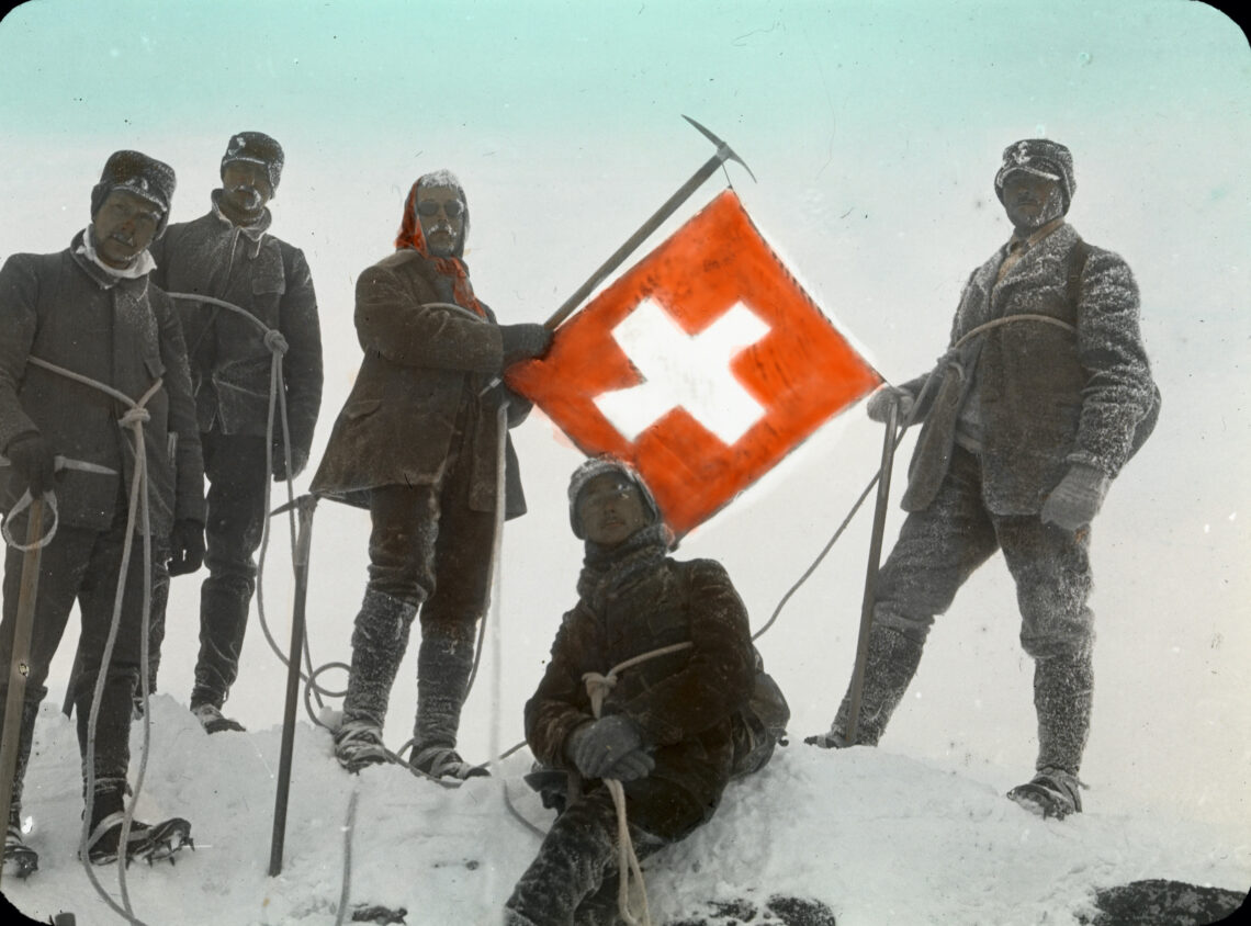 1909 und 1912/13 führten zwei Schweizer Expeditionen nach Grönland. Fotografie: Inlandeis 2. Tag. Abschied von Westgruppe, Gaule, Fick, Mercanton, Hoessly [Hössli], Jost (Fahne), 1912, Fotograf: Alfred de Quervain © ETH Library Zurich, Image Archive / Dia_297-0065