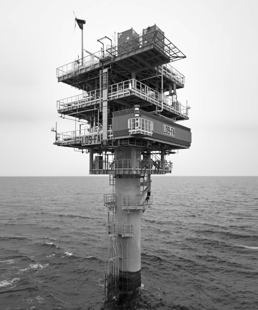Credit: © Tanja Engelberts, aus der Serie «Forgotten Seas», NAM L9FF, Produktionsplattform (Gasproduk- tion), Nordsee, fotografiert vom Versorgungsschiff Kroonborg, 2016
