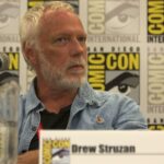 Drew Struzan, 2012 - Foto: Dominic "Count3D" Dobrzensk, https://x.com/Count3D, https://www.flickr.com/people/7376379@N05 - Lizenz: https://creativecommons.org/licenses/by-sa/2.0/deed.en - Datei: https://commons.wikimedia.org/wiki/File:Drew_Struzan_(7588245948).jpg