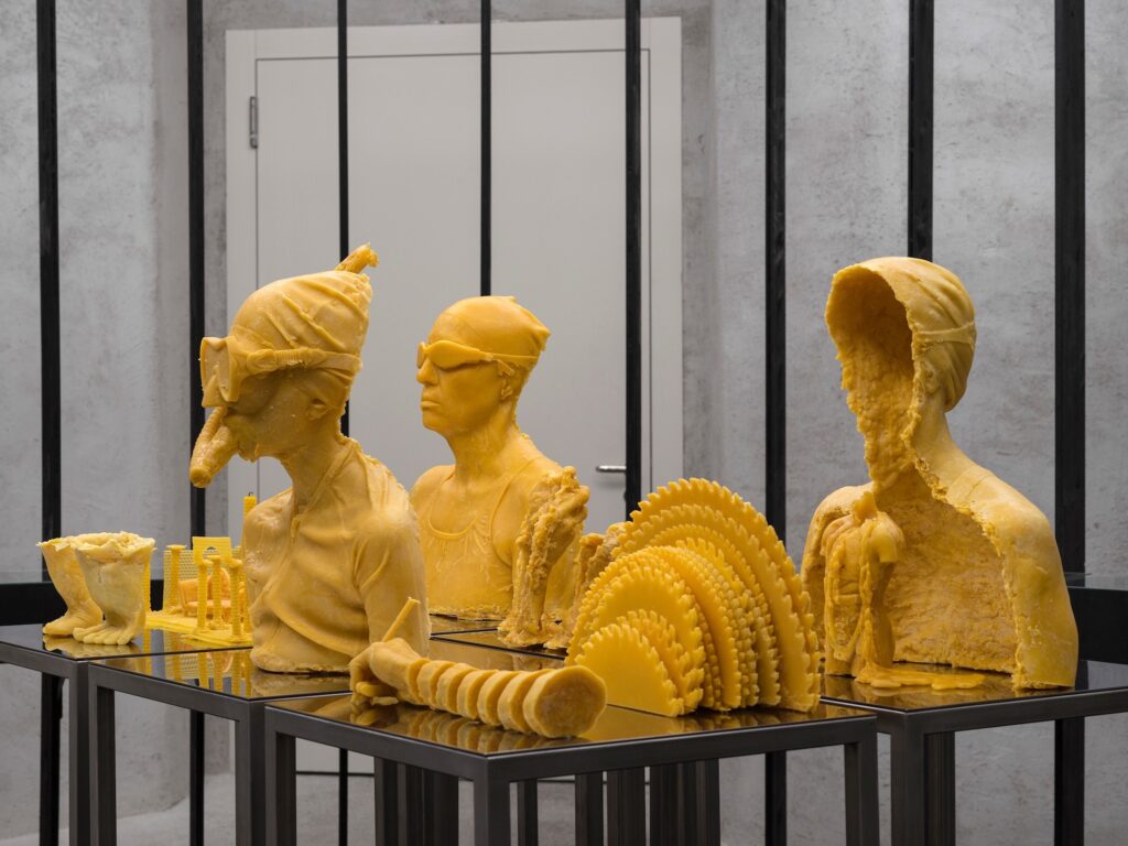 Ausstellungsansicht Emma Jung & Rebecca Ackroyd «Tage und Nächte», Cabaret Voltaire 2025; Rebecca Ackroyd, The World as I feel it (Serie), 2025 - Foto: © Cedric Mussano.