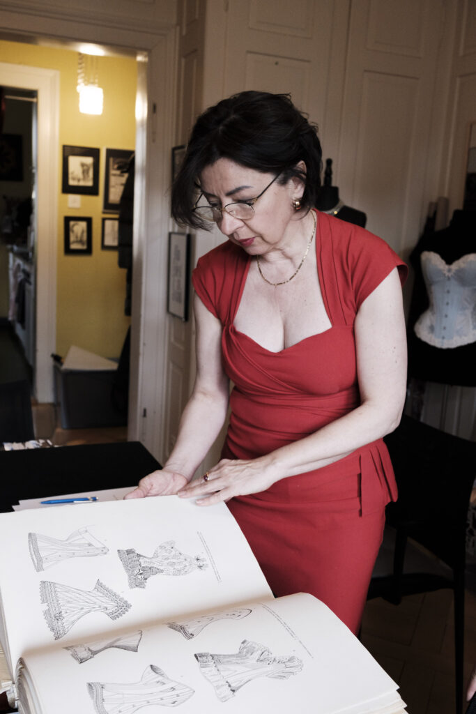 Beata Sievi, Korsettdesignerin und Modefachfrau, 2025 © Charlotte Leonie Hammann