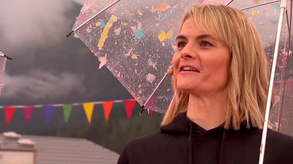 Hazel Brugger, 2025 - Foto: © SRF, https://www.srf.ch/sendungen/unterhaltungssendungen/zwei-monate-nach-dem-esc-was-hazel-brugger-und-sandra-studer-wirklich-voneinander-halten