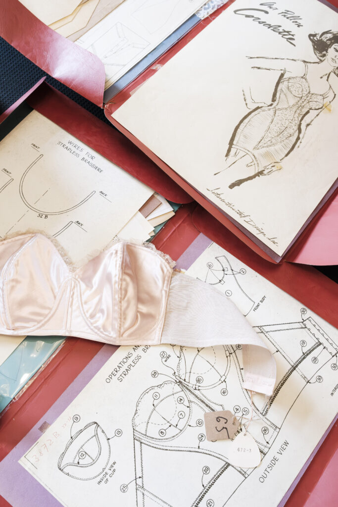 Historische Lingerie und Archiva- lien, Sammlung ‘Weiblichkeit in Form’ von Beata Sievi, 2025 © Charlotte Leonie Hammann