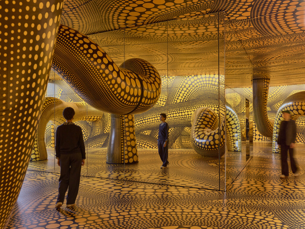 Installationsansicht «Yayoi Kusama», Fondation Beyeler, Riehen/Basel, 2025 Infinity Mirrored Room – The Hope of the Polka Dots Buried in Infinity Will Eternally Cover the Universe, 2025 © YAYOI KUSAMA - Foto: Mark Niedermann