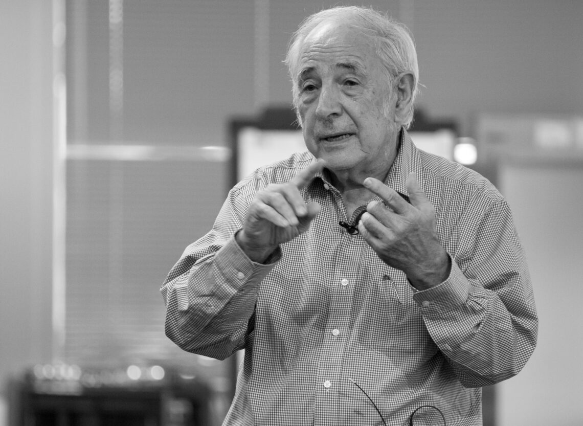 John Searle, 2015 - Foto: Franks Valli, https://commons.wikimedia.org/wiki/User:FranksValli?uselang=de - Video: https://www.youtube.com/watch?v=rHKwIYsPXLg - Lizenz: https://creativecommons.org/licenses/by-sa/4.0/deed.de - Datei: https://commons.wikimedia.org/wiki/File:John_Searle_speaking_at_Google_4.jpg?uselang=de (Ausschnitt)
