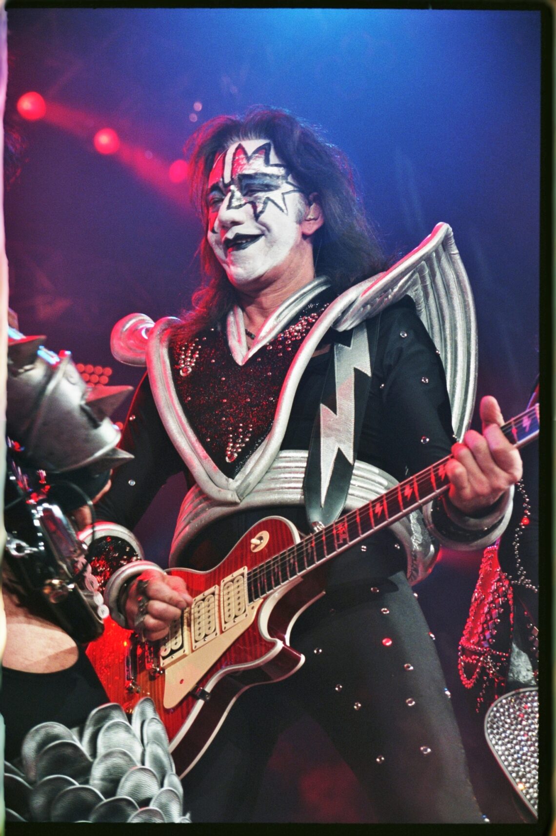 Ace Frehley mit KISS, 2000 - Foto: Aca2001, https://en.wikipedia.org/wiki/User:Aca2001?uselang=de - Lizenz: https://creativecommons.org/licenses/by-sa/4.0/deed.de - Datei: https://commons.wikimedia.org/wiki/File:KISS_lead_guitarist_Ace_Frehley_performing_with_KISS_during_their_Farewell_Tour_in_Bakersfield,_CA.jpg?uselang=de