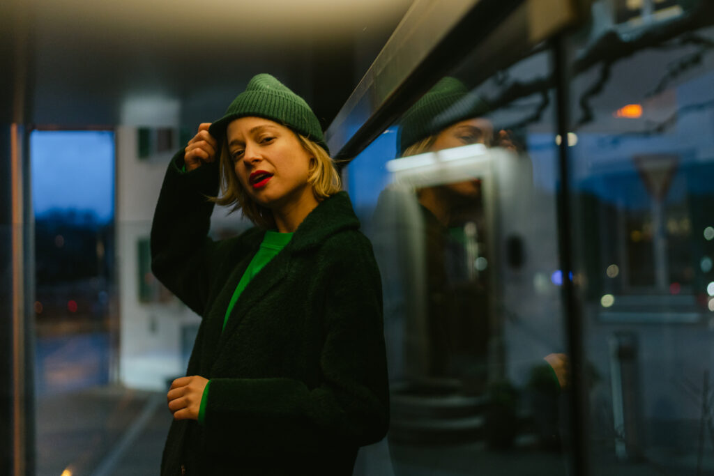 Lara Stoll - Foto: Fiona Murtaj, https://www.drehundangel.ch/kuenstler/lara-stoll.html