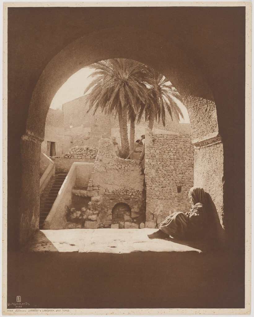 Lehnert & Landrock, Sans titre, identifié comme « Au village arabe », 1904-1914 © Lehnert & Landrock / Edouard Lambelet et Photo Elysée
