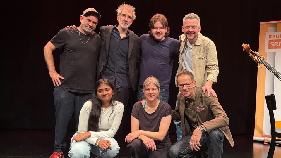 Letzte «Ohrfeigen» mit (v.l. hinten / vorne) Luca Sisera, Manuel Stahlberger, Valerian Mollet, Tobias Mann, Reena Krishnaraja, Isa Wiss, Bänz Friedli - Foto: © SRF / Barbara Anderhub