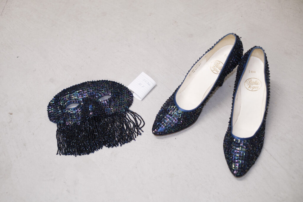 Paillettenbesetzte Maske und Schuhe, Swiss Textile Collection, 2025 © Charlotte Leonie Hammann