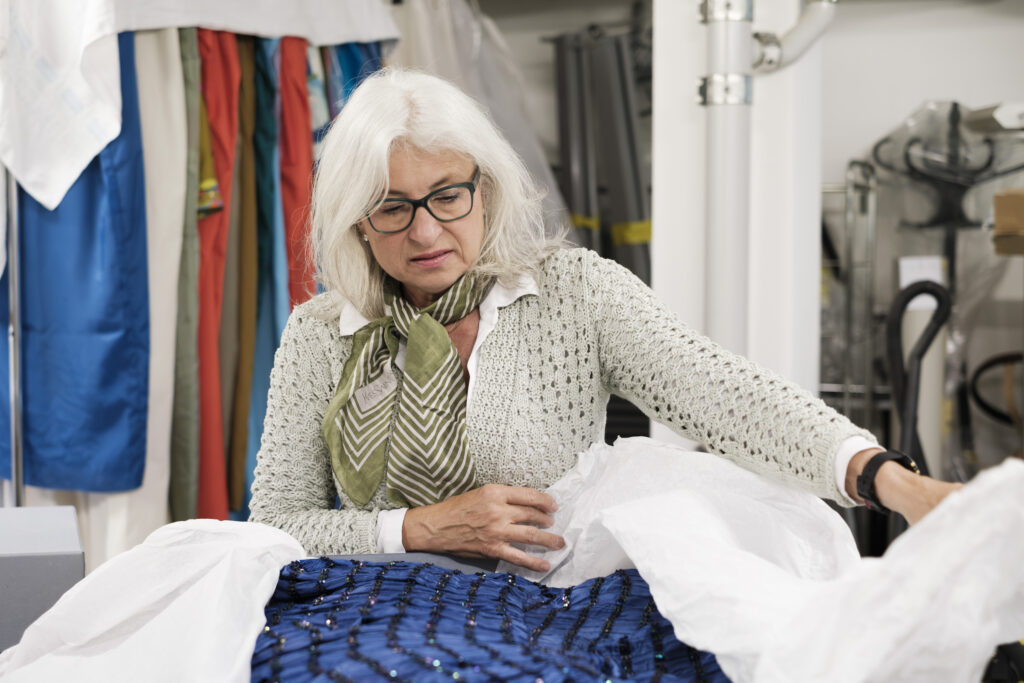 Rosmarie Amacher im Depot der Swiss Textile Collection, 2025 © Charlotte Leonie Hammann