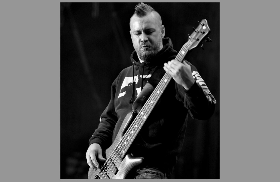 Sam Rivers, 2013 (Ausschnitt) - Foto: Achim Raschka, https://commons.wikimedia.org/wiki/User:Achim_Raschka - Lizenz: https://creativecommons.org/licenses/by-sa/3.0/deed.en - Datei: https://de.wikipedia.org/wiki/Sam_Rivers_(Bassist)#/media/Datei:13-06-07_RaR_LB_Sam_Rivers_01.jpg