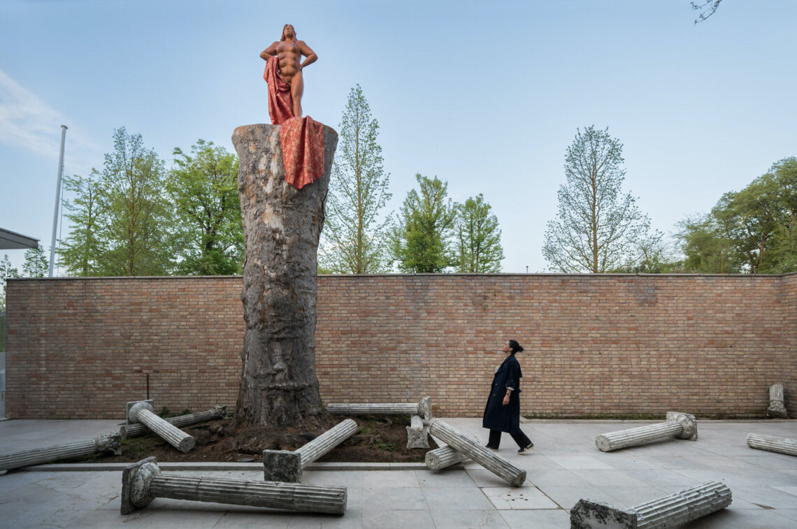 Bild: Super Superior Civilizations, © Guerreiro do Divino Amor, Rio de Janeiro, Venezia 2024 - Foto: Samuele Cherubini, https://recherche.sik-isea.ch/de/everything/in/collections.biennale/work/tiles?0.0.type=actor&0.0.@id=sik:person-16357907&0.type=actor&ui.featured=cms:news_c9e12559-006d-4c75-a628-9ea021018cd1