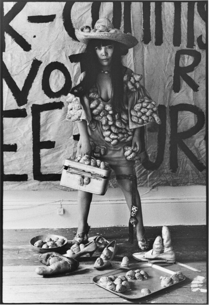 Yayoi Kusama in ihrem Studio in New York in 1971 fotografiert von Tom Haar Foto: Tom Haar
© YAYOI KUSAMA