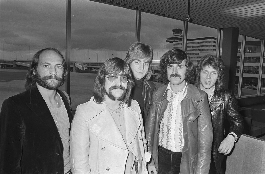 The Moody Blues, 1970: (v.l.) Mike Pinder, Graeme Edge, Justin Hayward, Ray Thomas, John Lodge - Foto: Nationaal Archief, https://www.nationaalarchief.nl/onderzoeken/zoeken?activeTab=photos&rm=gallery&searchTerm=moody%20blues%20schiphol - Lizenz: https://www.nationaalarchief.nl/onderzoeken/open-data - Datei: https://commons.wikimedia.org/wiki/File:The_Moody_Blues_923-9509.jpg