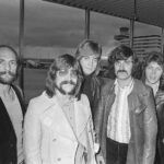 The Moody Blues, 1970: (v.l.) Mike Pinder, Graeme Edge, Justin Hayward, Ray Thomas, John Lodge - Foto: Nationaal Archief, https://www.nationaalarchief.nl/onderzoeken/zoeken?activeTab=photos&rm=gallery&searchTerm=moody%20blues%20schiphol - Lizenz: https://www.nationaalarchief.nl/onderzoeken/open-data - Datei: https://commons.wikimedia.org/wiki/File:The_Moody_Blues_923-9509.jpg