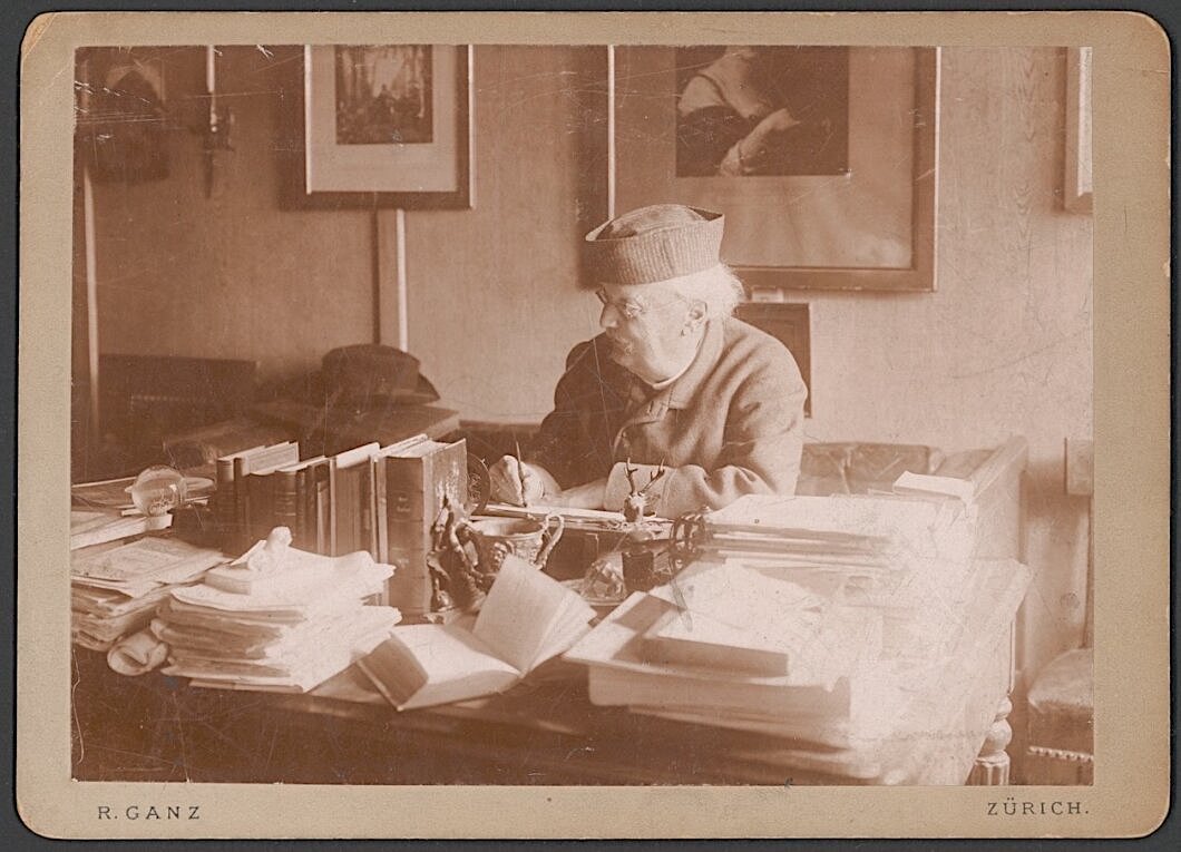 Bild: Conrad Ferdinand Meyer an seinem Schreibtisch in Kilrchberg - Foto: R. Ganz, 195, Zentralbibliothek Zürich, e-manuscripta.ch