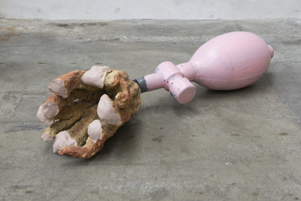 Maria Ceppi, Epitheton, 2022, Korallensteinguss, Kunststoff, Metall, 170 x 49 x 22 cm. Foto: Kunstgiesserei St. Gallen