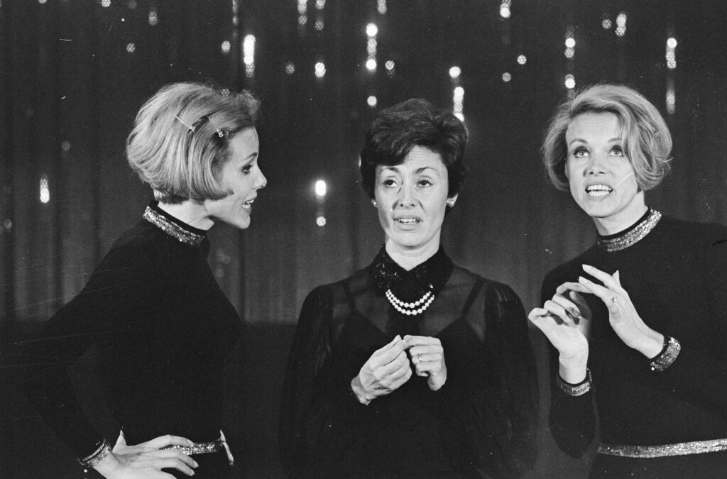 Die Kessler-Zwillinge mit Caterina Valente (Mitte) in der Caterina-Valente-Show (1967) - Foto: Jack de Nijs for Anefo, https://commons.wikimedia.org/wiki/Category:Jack_de_Nijs, https://www.nationaalarchief.nl/onderzoeken/fotocollectie/ab1b35c4-d0b4-102d-bcf8-003048976d84 - Lizenz: https://creativecommons.org/publicdomain/zero/1.0/deed.en - Datei: https://commons.wikimedia.org/wiki/File:Catherine_Valente_show_,_opname_in_de_RAI,_Catherine_met_Kessler-zusjes,_Bestanddeelnr_920-3856.jpg
