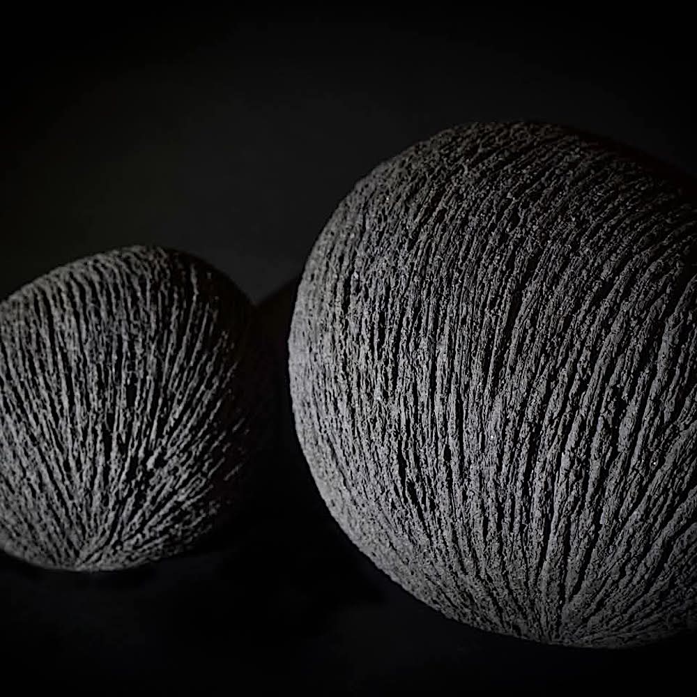 Image: Claude Bernhard, Mystère, grès noir, 2025, © C. Bernhard, https://claudebernhard.com/