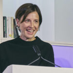 Dorothee Elmiger bei der Dankesrede zum Deutschen Buchpreis 2025 – Foto: © Christof Jakob, https://www.boersenverein.de/presse/pressefotos/