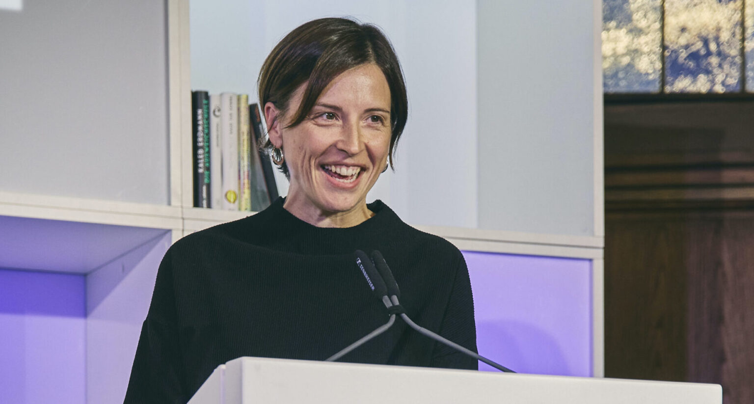 Dorothee Elmiger bei der Dankesrede zum Deutschen Buchpreis 2025 – Foto: © Christof Jakob, https://www.boersenverein.de/presse/pressefotos/