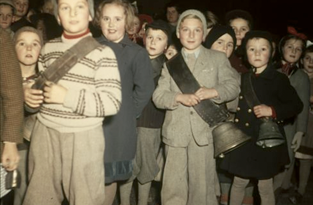 Bild: Liestal, Santichlaus-Einläuten (Nikolaus), 1951 © Theodor Strübin, Museum.BL - https://creativecommons.org/licenses/by-sa/4.0/ - https://memobase.ch/de/object/mbl-001-D2-3707?filter%5Bcollection%5D%5B0%5D=Fotobestand%20Theodor%20Str%C3%BCbin&start=160&position=177